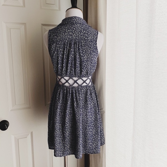 Adorable Floral Summer Dress - Picture 4 of 6